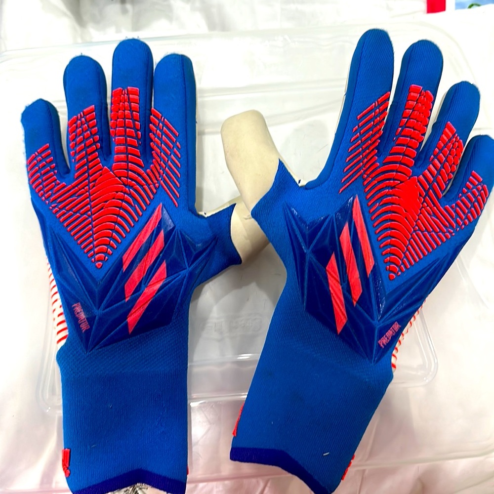 Goalkeeper gloves adidas predator URG 2.0
Size 9


Sk2